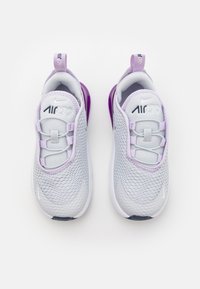 Vita mesh sneakers med lavendelaccenter, har en rundad form, slip-on design, elastiska snören och en synlig lila Air-enhet vid klacken.