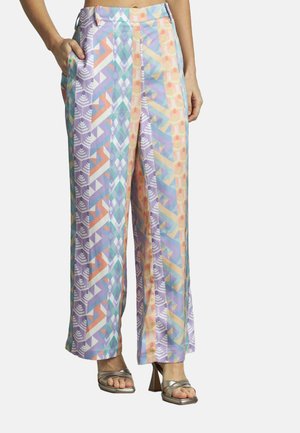 Pantaloni larghi colorati e a fantasia con disegni geometrici in tonalità pastello, con un tessuto morbido e tasche laterali.