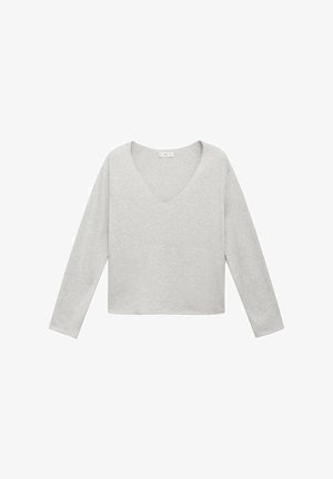 Siva majica s dolgimi rokavi in globokim V-izrezom, izdelana iz mehkega materiala; sproščen kroj s ravnim robom, brez vzorcev ali okrasnih elementov.