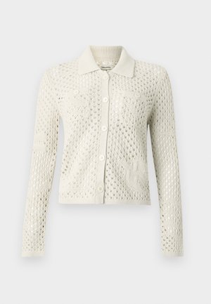 Törtfehér kötött gombos kardigán hosszú ujjakkal, két elülső zsebbel és klasszikus gallérral, hálós mintával.