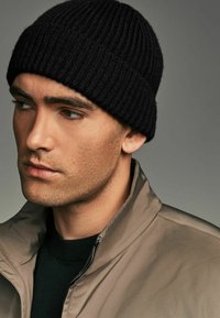 Next REGULAR FIT - Kootud müts - black