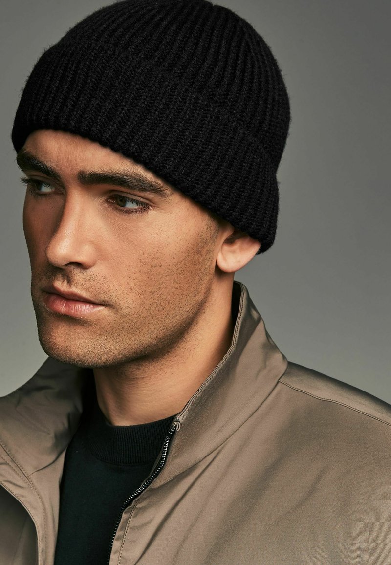 Next REGULAR FIT - Kootud müts - black