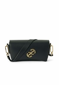 Sort læder clutch taske med en struktureret silhuet, prydet med en guld logoaccent, justerbar rem og glat tekstur.