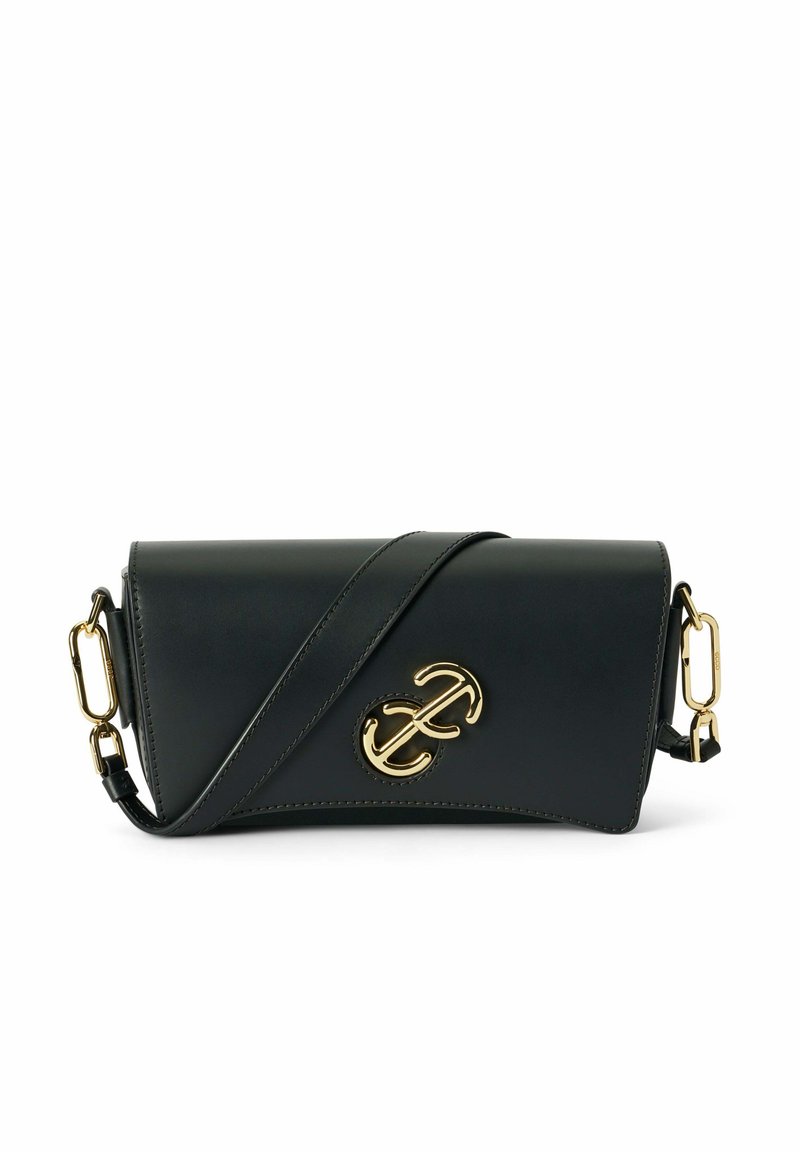 Sort læder clutch taske med en struktureret silhuet, prydet med en guld logoaccent, justerbar rem og glat tekstur.