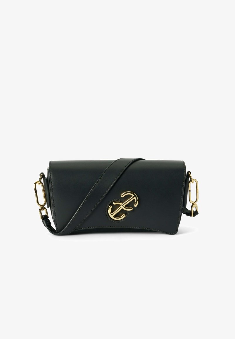 Svart läderclutch med en strukturerad silhuett, med en guld-logotypdetalj, justerbar rem och slät yta.