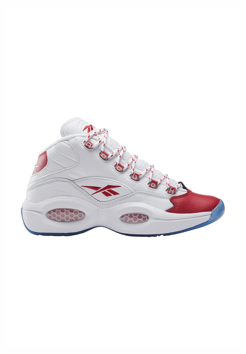 Weißer High-Top-Sneaker mit roten Akzenten, strukturiertem Leder, Mesh-Elementen und sichtbaren Dämpfungselementen in der Sohle. Schnürdesign mit Logo.