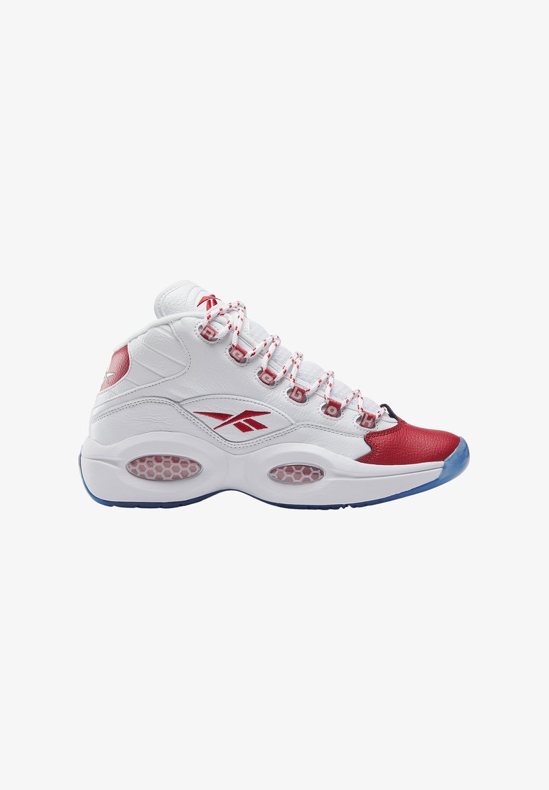 Weißer High-Top-Sneaker mit roten Akzenten, strukturiertem Leder, Mesh-Elementen und sichtbaren Dämpfungselementen in der Sohle. Schnürdesign mit Logo.