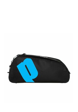 Zwarte sporttas met een grote blauwe gestileerde letter "Q" aan de zijkant, voorzien van een ritssluiting aan de bovenkant.