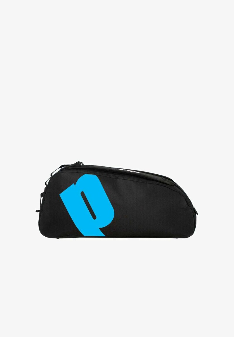 Schwarze Sporttasche mit einem großen, blauen, stilisierten Buchstaben "Q" an der Seite, versehen mit einem Reißverschluss entlang der Oberseite.