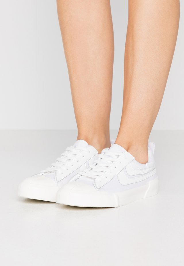 Trainers - white
