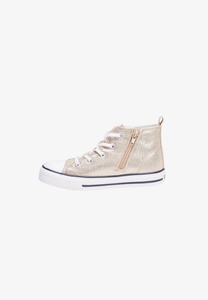 Sneaker alte metalliche oro con lacci bianchi, zip laterale e punta in gomma. Presentano strisce blu navy a contrasto sulla suola.