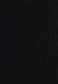 Czarna, żebrowana tkanina o gładkiej fakturze, jednorodnej powierzchni i bez widocznych wzorów czy akcentów. Odpowiednia do wszechstronnych zastosowań.