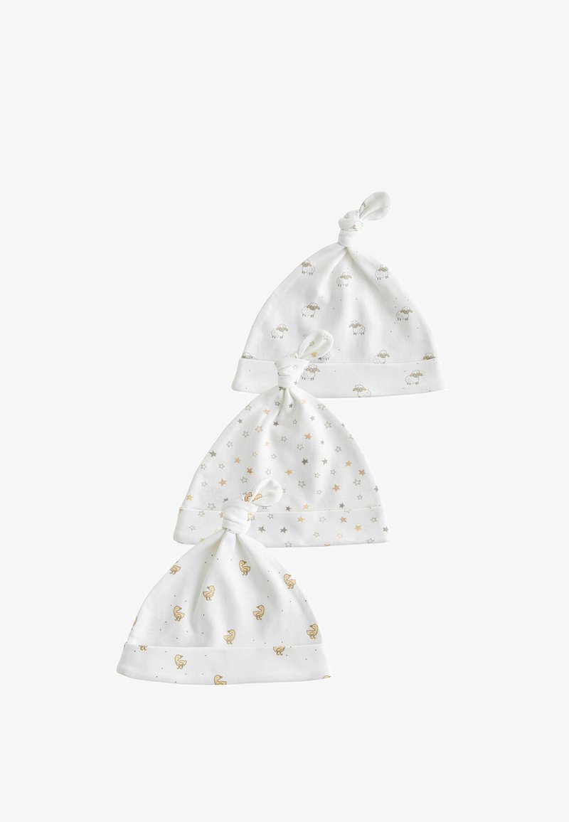 Tri bele bombažne otroške kape s vozliči na vrhu. Ena prikazuje ovce, ena ima zlate in srebrne zvezde, tretja pa prikazuje otroške vozičke v zlati barvi.