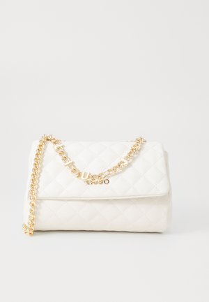 Bolso acolchado blanco con una correa de cadena que presenta herrajes dorados, una solapa frontal y un detalle de logo. La textura es suave con un patrón distintivo.