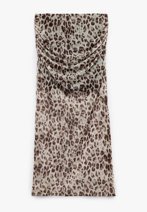 Robe sans bretelles en imprimé léopard avec un décolleté drapé, longueur genoux, dans des tons de marron et beige.