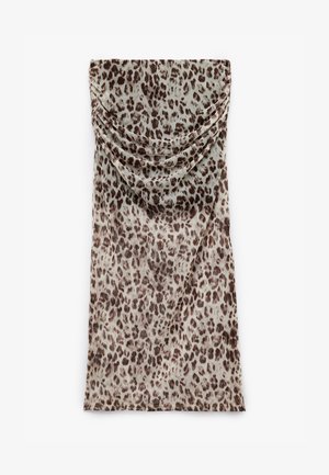 Robe sans bretelles en imprimé léopard avec un décolleté drapé, longueur genoux, dans des tons de marron et beige.