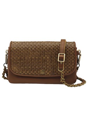 Sac bandoulière en cuir marron avec rabat en texture tissée, boucle dorée, logo circulaire et bandoulière en chaîne tressée.