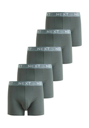 Fem par grå herreboxershorts med lysegrå taljebånd mærket med ordet "NEXT,", arrangeret i en forskudt stak.