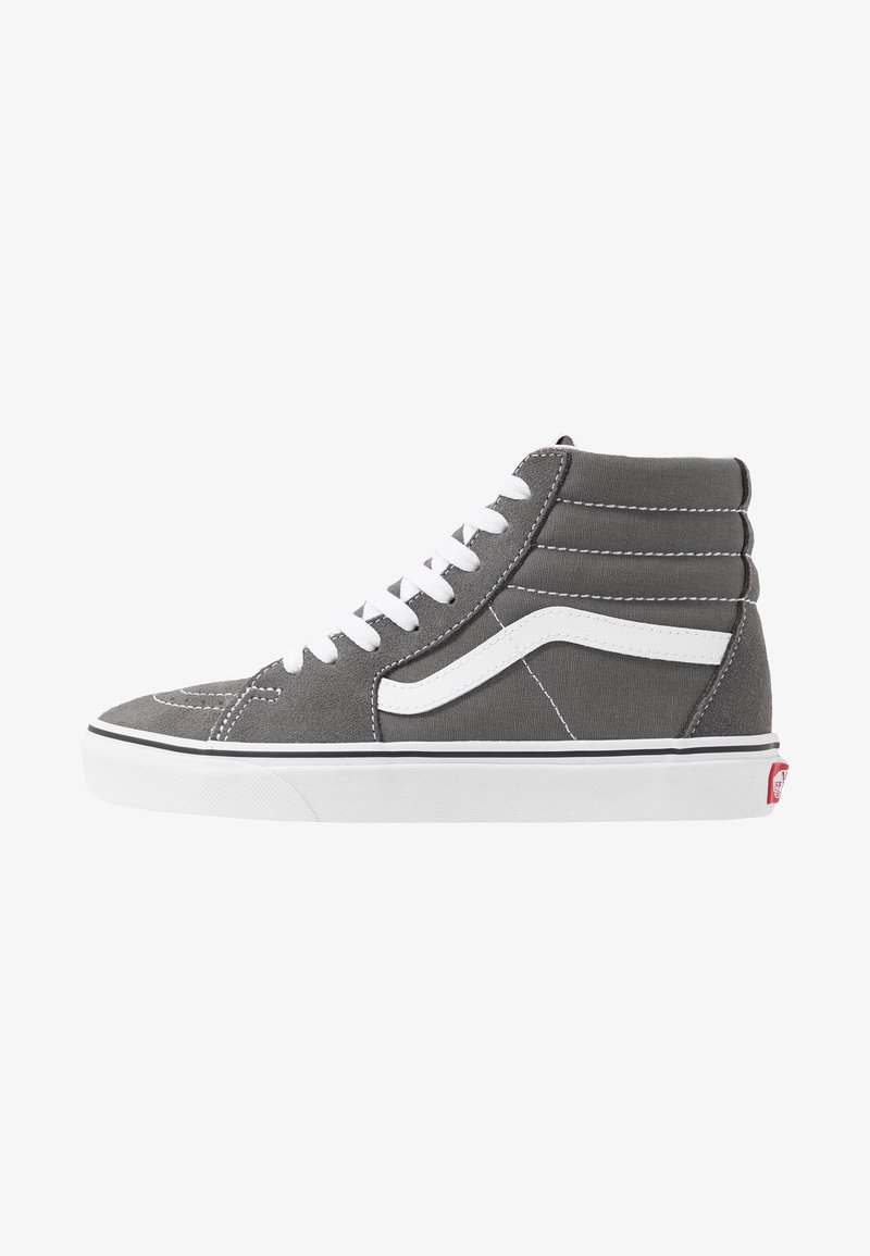 Basket montante grise avec lacets blancs, bande latérale blanche, semelle blanche avec bordure noire et étiquette logo rouge au talon.