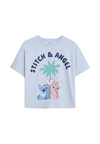 Lichtblauw t-shirt met korte mouwen met een afbeelding van Stitch en Angel met een groene palmboom, en de tekst "STITCH & ANGEL" in vetgedrukte letters.