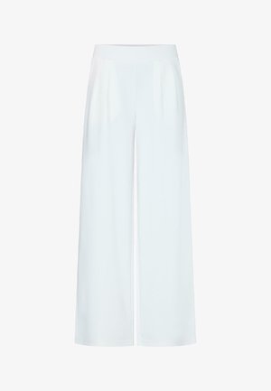 Białe spodnie z wysokim stanem i szerokimi nogawkami, z przodu fałdki oraz gładka, czysta tekstura tkaniny.