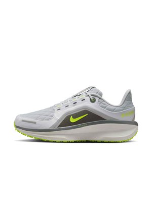 Chaussure de running Nike gris clair avec tige matelassée, swoosh vert néon et accents sur la semelle, panneau en mesh noir, et semelle intermédiaire blanche coussinée.