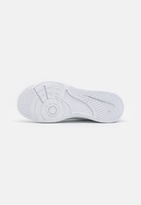 Vit sportskosula med texturerat greppmönster, rund häl och sidodetalj med Nike-swoosh. Flexibelt material och lättviktig design.