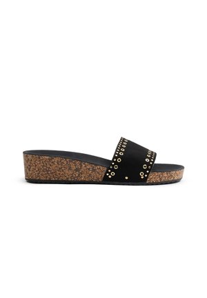 Sandalia deslizante de ante negro con tacón de corcho, que presenta un detalle dorado a lo largo de la tira y una suela de goma negra suave.
