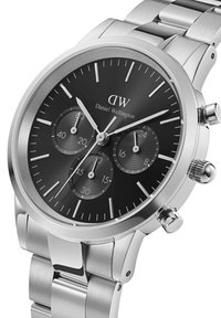 Orologio in acciaio inossidabile argentato con quadrante nero, tre sottopannelli, indici delle ore argentati e design del bracciale lucido.