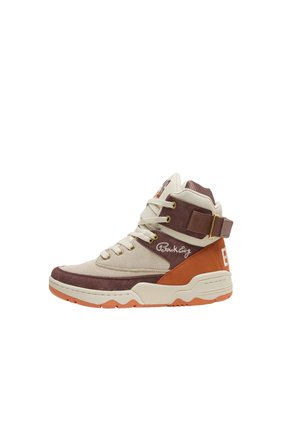 High-top sneaker i beige, brun og orange med hvide snørebånd, en sidelås og "Brick King" broderet på siden.