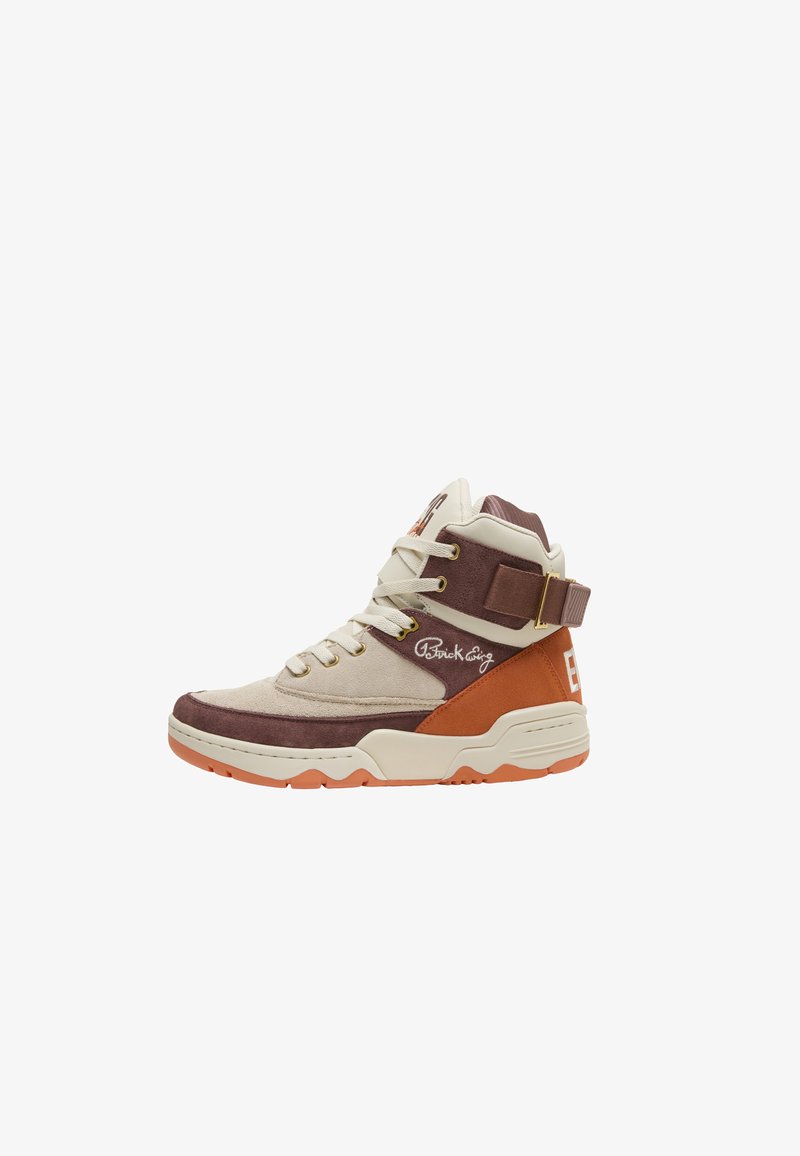 Baskets montantes beige, marron et orange avec des lacets blancs, une bride latérale et "Brick King" brodé sur le côté.