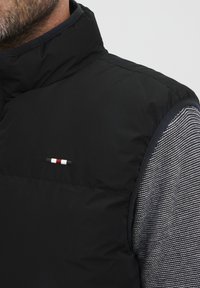 FQ1924 FQHugo - Liivi - black beauty