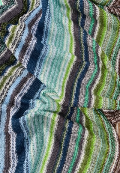 Ριγωτό πλεκτό ύφασμα με οριζόντιες ζώνες σε αποχρώσεις του μπλε, πράσινου, καφέ και λευκού, που δείχνει υφή και πτυχώσεις.