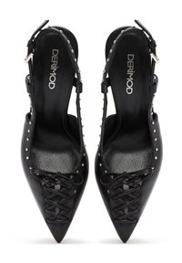 Tacchi slingback in pelle nera con punta affusolata, decorati con allacciature decorative e piccole borchie argentate lungo i bordi.