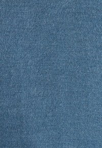 Tejido de punto azul con una textura suave y un patrón consistente, adecuado para aplicaciones de ropa o textil.