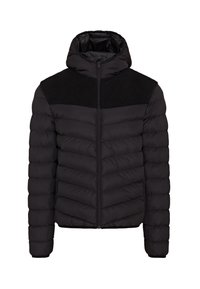 Chaqueta acolchada negra con capucha, con un panel de tela texturizada negra en los hombros, cierre de cremallera y patrón de acolchado horizontal.