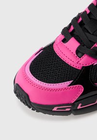 Svarte og rosa joggesko med mesh-overdel og blanke detaljer, teksturert såle og svarte lisser. Merkbare rosa designelementer på sidene.