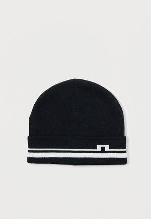 Zwarte gebreide beanie met een omslag, voorzien van twee witte horizontale strepen en een klein wit logo aan de voorkant. Zachte textuur en ronde bovenkant.