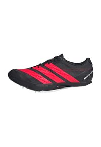 Sorte og røde atletik spikes med et strømlinet, aerodynamisk design, tekstureret overdel med tre skrå striber og spidse pigge på sålen.