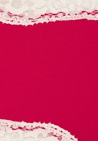 Punainen kangas, jossa pystysuorat poimut ja valkoiset pitsireunat yläreunassa monimutkaisella kuvioinnilla, luoden tekstuurisen kontrastin.