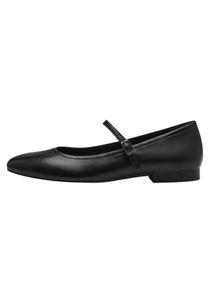 Schwarzer flacher Lederschuh mit spitz zulaufender Spitze und dünnem verstellbarem Riemen über dem Spann, von der rechten Seite vor weißem Hintergrund gezeigt.