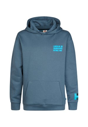 Blauwe capuchontrui met voorvak en felblauwe tekst op de borst en een patch op de linkermouw.