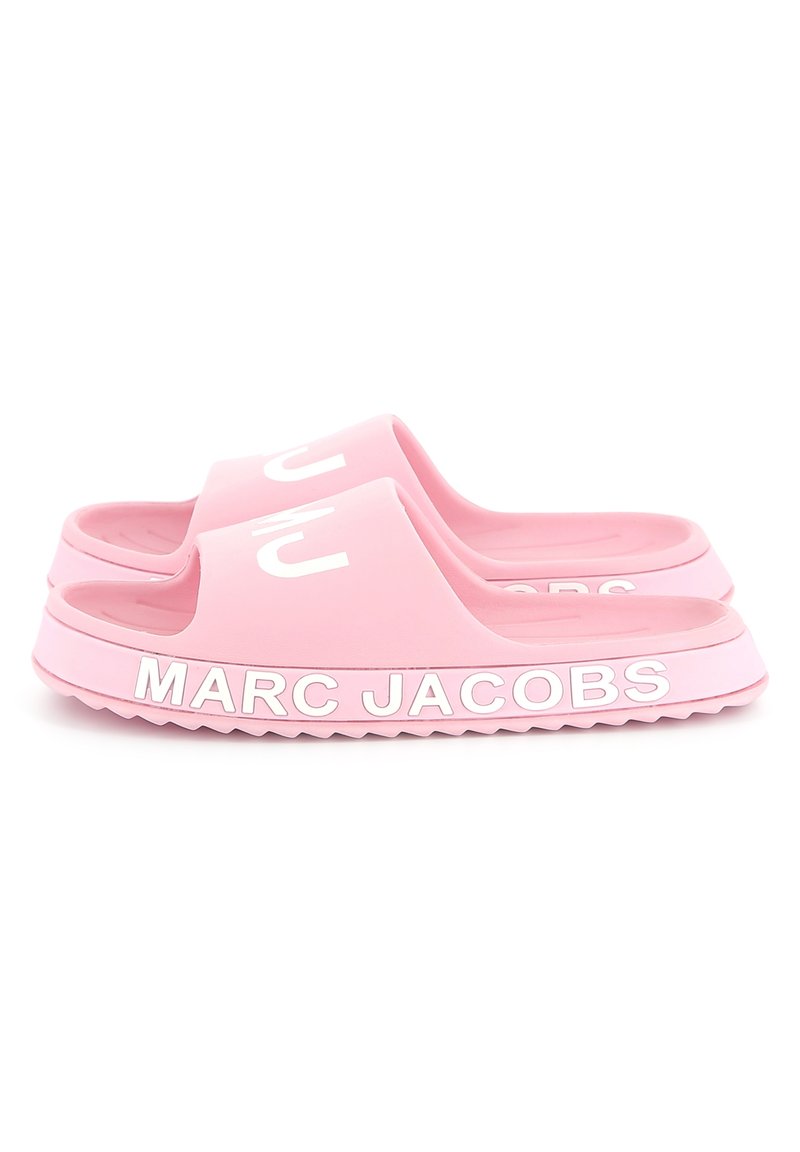 Infradito in gomma rosa con una larga fascia, design aperto sulla punta e testo in bianco in rilievo "MARC JACOBS" lungo la suola. Suola testurizzata per una migliore aderenza.