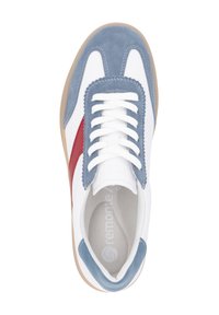 Zapatilla blanca con detalles en ante azul, banda roja y cordones blancos. Cuenta con una suela de goma y una plantilla acolchada con detalles del logo.