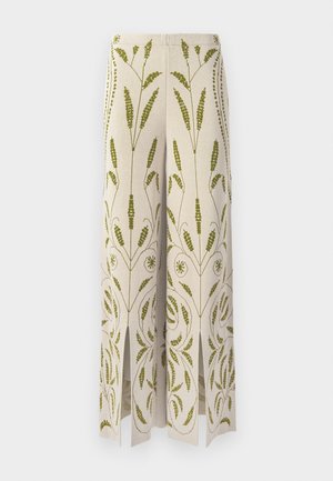 Pantalons à jambes larges en tissu crème avec broderies florales vertes. Présentent des fentes à l'ourlet et des motifs botaniques intricats.