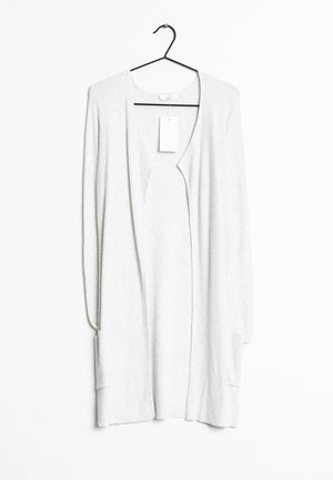 Jasnoszary długi kardigan wykonany z miękkiego dzianiny, z dekoltem w serek, otwartym przodem, dwoma bocznymi kieszeniami oraz luźnym krojem.