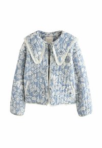 Giacca trapuntata di colore azzurro chiaro con motivi floreali bianchi, dotata di un grande colletto, chiusura con cordoncino e rifiniture a contrasto.