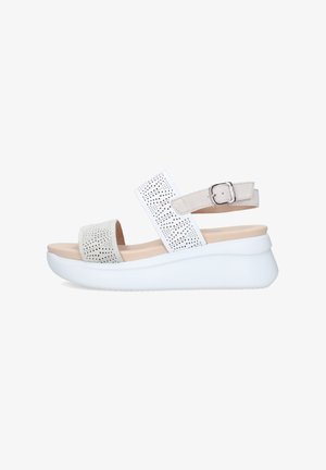 Sandalo bianco da donna con cinturini traforati, fibbia regolabile, plantare beige imbottito e suola spessa imbottita.