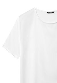 T-shirt bianco a maniche corte con scollo rotondo. Realizzato in tessuto liscio. Etichetta visibile con "CALLIOPE" e taglia "S". Design semplice, senza fantasie.