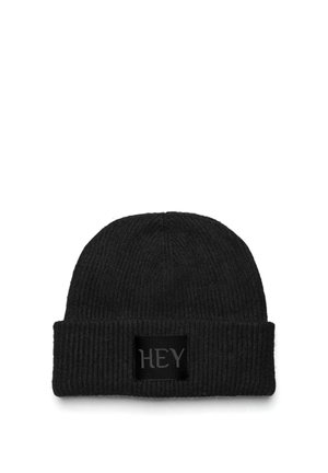 Bonnet en tricot noir avec une texture côtelée et un revers. Présente une étiquette rectangulaire noire avec le mot "HEY" en lettres grises.